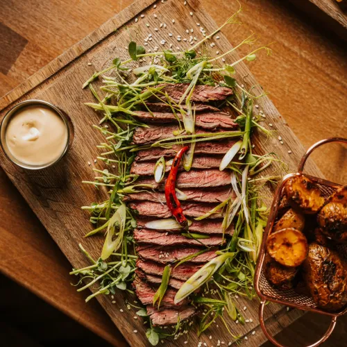 ASIAN FLANK STEAK 😍 Vieš čo je základom na tento skvost ? Kvalitné mäso od lokálneho mäsiara @masiarstvocicka 🫶🏼🤍

#steak #Žilina #streetfoodieZA #foodloversZA
