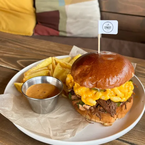 Pokračujeme v špeciáloch 😍 Najbližšie 2 týždne u nás môžeš ochutnať MAC&CHEESE BURGER 🤤 Ako vždy len na prevádzke 🫶🏼

#streetfoodieZA
#foodloversZA 
#Žilina